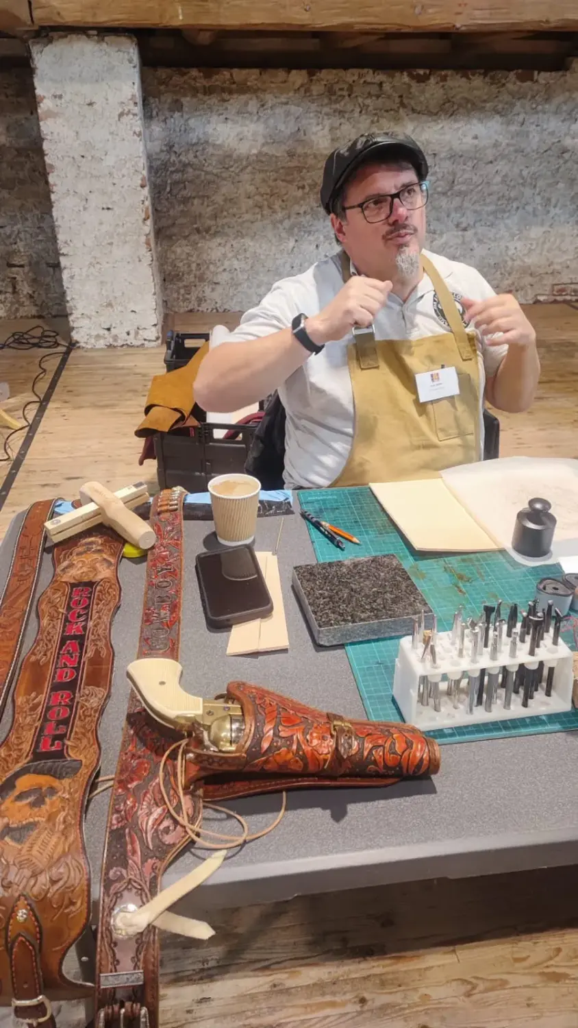 Da Leder Klopfa - Horst Bellan in der Werkstatt